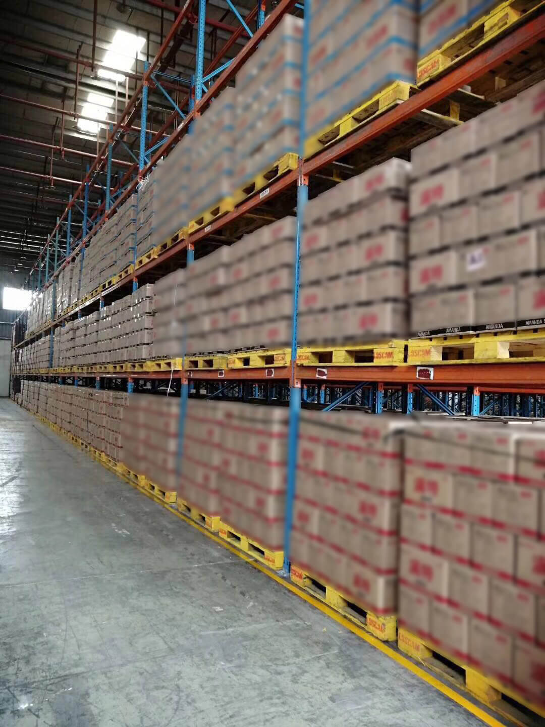 倉(cāng)庫(kù)前